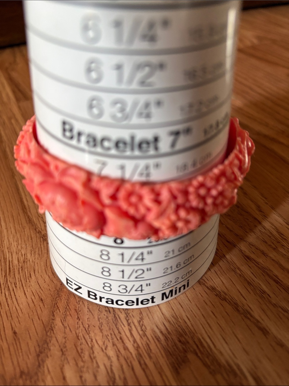 VINTAGE CORAL DETAILED CARVED FLORAL RESIN BANGLE BRACELET - Picture 5 of 8